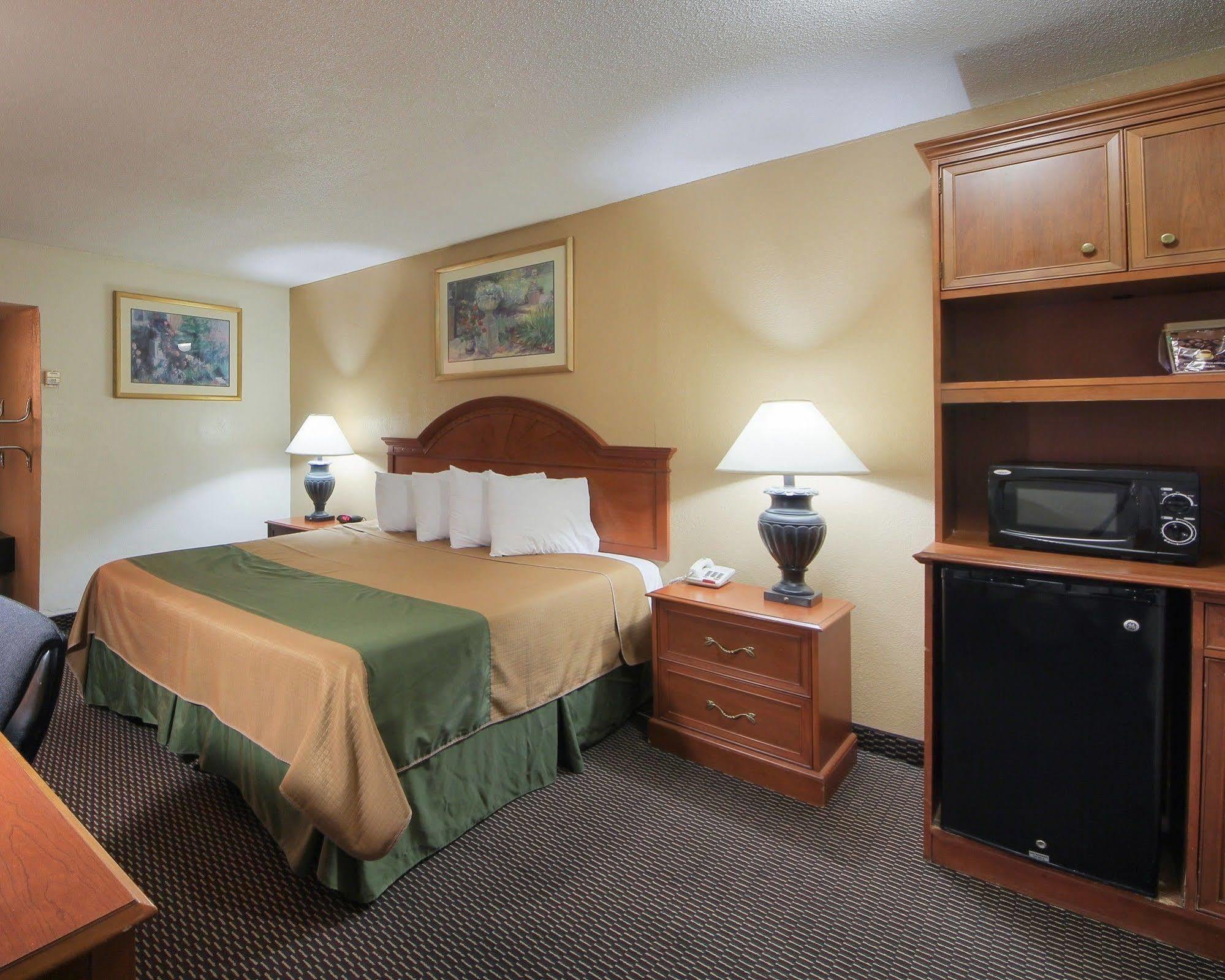 Quality Inn Shawnee I-40 מראה חיצוני תמונה