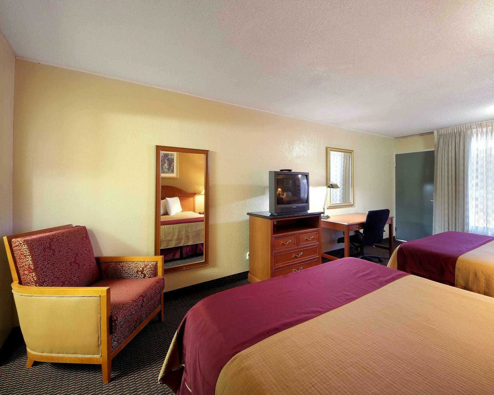 Quality Inn Shawnee I-40 מראה חיצוני תמונה