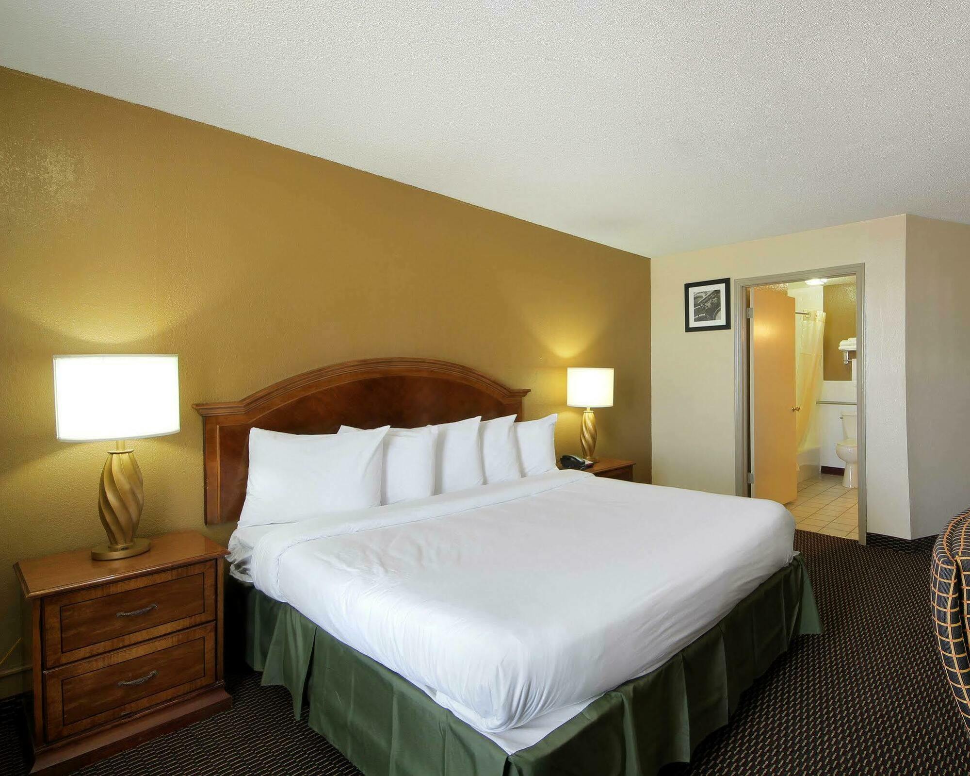 Quality Inn Shawnee I-40 מראה חיצוני תמונה
