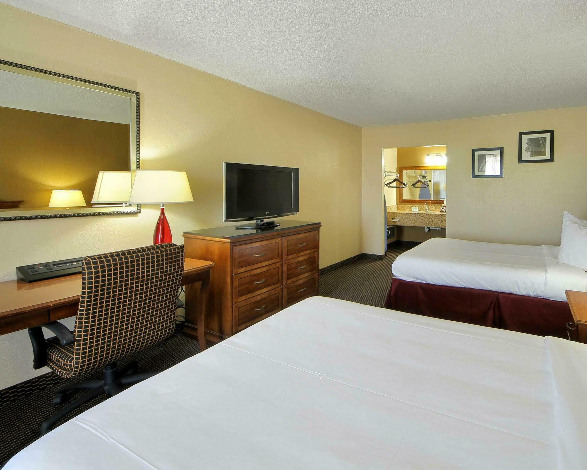 Quality Inn Shawnee I-40 מראה חיצוני תמונה